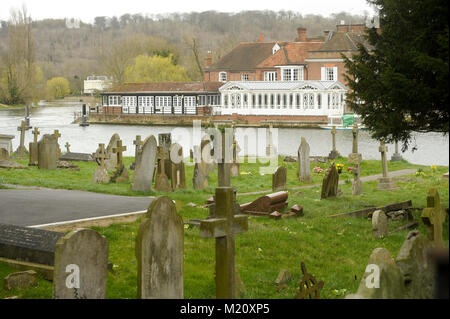 Tutti i Santi sagrato dal fiume Tamigi e il Compleat Angler Hotel a Marlow, Buckinghamshire, Inghilterra, Regno Unito. 1 aprile 2015 © Wojciech Foto Stock