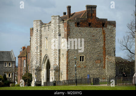 Abbazia Gotica Gateway dal XIV secolo, ora casa Storia e Studi religiosi dipartimenti di St Albans School in St Albans Hertfordshire, Inghilterra Foto Stock