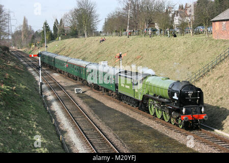 A1 locomotiva a vapore Tornado presso la grande stazione centrale ferroviaria Patrimonio Ferrovia a Vapore, Loughborough, Leicestershire, Regno Unito - 21 Marzo 2010 Foto Stock