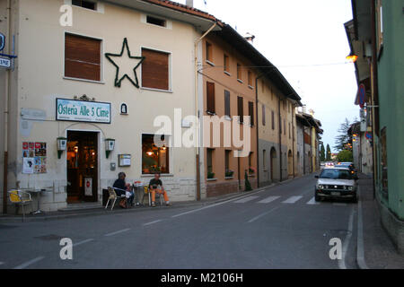 Street ed edifici in Carpacco, Nord Est Italia Foto Stock