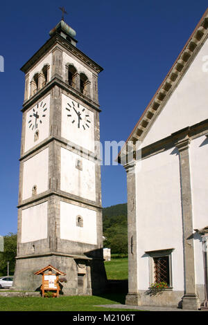 Vista esterna della chiesa di San Matteo apostolo/ San Matteo Chiesa a Ravascletto, Italia. Foto Stock