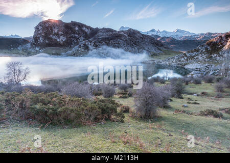 Spettacolare e colorato tramonto nei laghi di Covadonga, Asturias, in una fredda giornata invernale, dove si possono vedere i bei colori delle nubi, Foto Stock