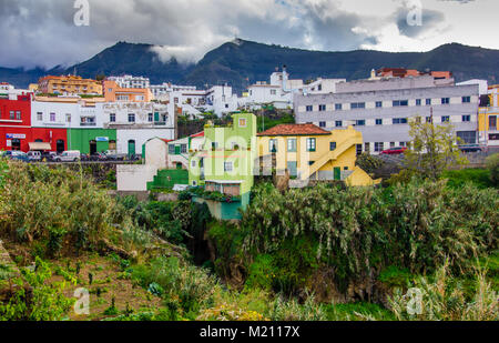 Canario tradizionale case townand costruito su una ripida collina. Los Realejos, Tenerife 2016 Foto Stock