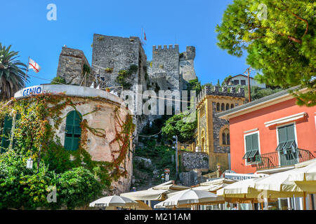 Il medievale dalle rovine di un castello nel villaggio italiano di Portovenere, un sito patrimonio mondiale dell'Unesco sulla Riviera Italiana. Foto Stock