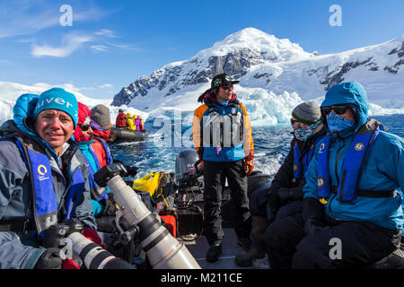 Grande Gommone ZODIAC Barche navetta alpinismo alpini sciatori in Antartide dalla nave passeggeri Ocean Adventurer; Nansen Isola Foto Stock