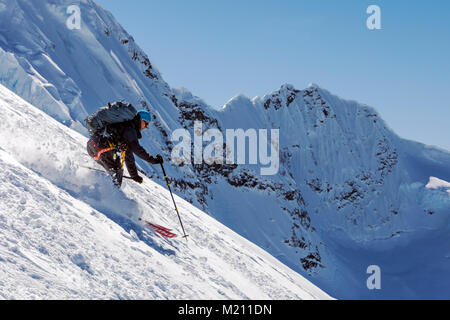 Sci alpino Sci alpinista in discesa in Antartide; Nansen Isola Foto Stock