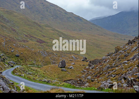 La strada attraverso Bellaghbeama Gap, Irlanda Foto Stock