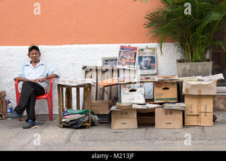 Cartagena, Colombia - Gennaio 24th, 2018: un uomo maturo street fornitore colombiano di vendita quotidiani a Calle del Coliseo a Cartagena, Colombia. Foto Stock