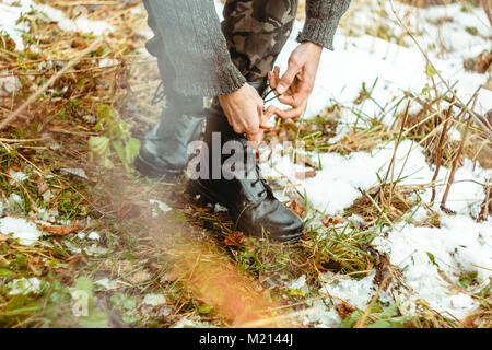 Scarpe di legatura sul campo in piedi nel bosco in autunno erba Foto Stock