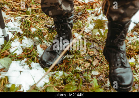 Scarpe di legatura sul campo in piedi nel bosco in autunno erba Foto Stock