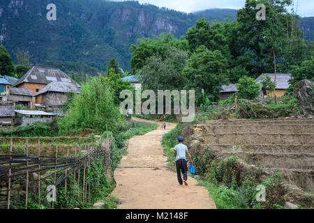 Lao Cai, Vietnam - 31 maggio 2016. Persone provenienti per il villaggio di montagna in Y Ty Township, Lao Cai, Vietnam. Foto Stock