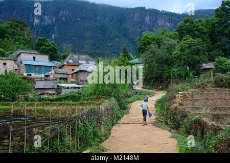 Lao Cai, Vietnam - 31 maggio 2016. La gente che camminava presso il villaggio di montagna in Y Ty Township, Lao Cai, Vietnam. Foto Stock