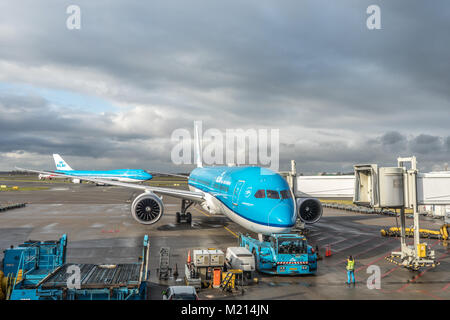 Amsterdam, Paesi Bassi - 3 Febbraio 2018: Piano essendo preparato per imbarco e volo in Amsterdam Schipol Airport. Foto Stock