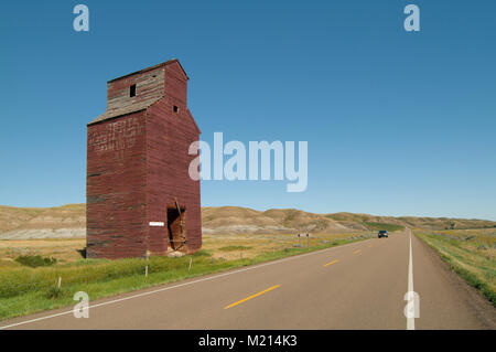 Dorothy, Alberta, Canada. Guardando attraverso autostrada secondaria 570 in corrispondenza di un abbandono elevatore granella sul lato est vicino alla città fantasma. Foto Stock