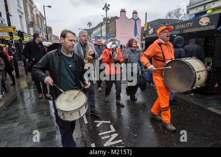 Londra, Regno Unito. 3 febbraio, 2018. I residenti locali celebrano il ritorno dell'iconico Deptford ancora con una festosa processione musicale come il dispositivo di ancoraggio è finalmente restituito alla sua posizione originale all'estremità sud di Deptford High Street dopo essere stata rimossa nel 2013 . Credito: Guy Corbishley/Alamy Live News Foto Stock