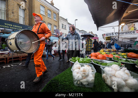 Londra, Regno Unito. 3 febbraio, 2018. I residenti locali celebrano il ritorno dell'iconico Deptford ancora con una festosa processione musicale come il dispositivo di ancoraggio è finalmente restituito alla sua posizione originale all'estremità sud di Deptford High Street dopo essere stata rimossa nel 2013 . Credito: Guy Corbishley/Alamy Live News Foto Stock