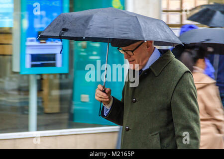 Oxford, Regno Unito. 3 febbraio, 2018. Giorno di pioggia per acquirenti e turisti in Oxford, Oxfordshire, Regno Unito. Credito: JHNews / Alamy Live News Foto Stock