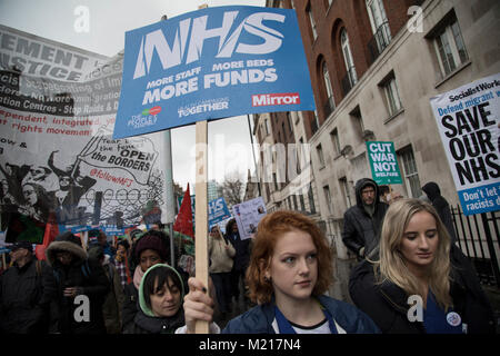 Londra, UK . 3 gennaio, 2018. NHS i lavoratori e il pubblico di entrare a far parte di una massa di dimostrazione di protesta per salvare il NHS il 3 febbraio 2018 a Londra, Regno Unito. Il NHS si trova di fronte alla minaccia di rallentare la privatizzazione, mentre gli ospedali cercano di funzionare senza finanziamenti sufficienti. Dimostrazione di emergenza NHS in crisi, Ripara ora! Demo era affiancato da migliaia di manifestanti, che vogliono un aumento dei finanziamenti e per il NHS di essere interamente collocata di nuovo in mani pubbliche. Credito: Michael Kemp/Alamy Live News Foto Stock