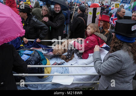 Londra, Regno Unito. 3 febbraio 2018. Migliaia di Servizio Sanitario Nazionale lavoratori, membri del sindacato, attivisti e sostenitori marzo nel centro di Londra in segno di protesta contro il governo taglia nel servizio sanitario nazionale e la privatizzazione di cure mediche. Foto Stock