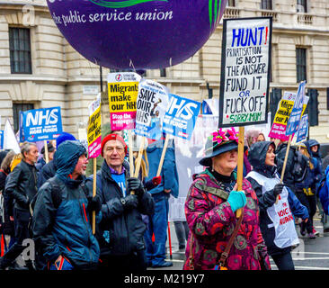 Londra, UK 3 febbraio 2018. Whitehall, Londra, Regno Unito. Migliaia di persone da tutto il Regno Unito si riuniranno presso lo University College di Londra a marzo per il freddo e la pioggia in segno di protesta contro i tagli nel Servizio Sanitario Nazionale NHS. Il mese di marzo ha concluso al di fuori 10 Downing Street, la casa del Primo Ministro, dove essa è stata indirizzata dalla fatiche ombra il Ministro per la salute Jonathan Ashworth. Credito: Newspics UK London/Alamy Live News Foto Stock