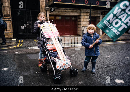 Settembre 14, 2013 - Londra Greater London, Regno K, Regno Unito - Boy detiene il cartellone come bambina guarda su durante la dimostrazione.Migliaia di dimostranti ammassati in Londra il sabato per ottenere sostegno per maggiori finanziamenti NHS come il peggior inverno sul record ha un pedaggio sul sistema sanitario. Il rally, intitolato "NHS in crisi - risolvere il problema ora, '' era stato organizzato campagne di salute insieme e anti-gruppo di austerità l'Assemblea popolare. Gli attivisti, inclusa una grande proporzione di pensionati, chiamato sulla sentenza governo conservatore per sostenere il finanziamento, come segnalazioni di pazienti essendo treate Foto Stock