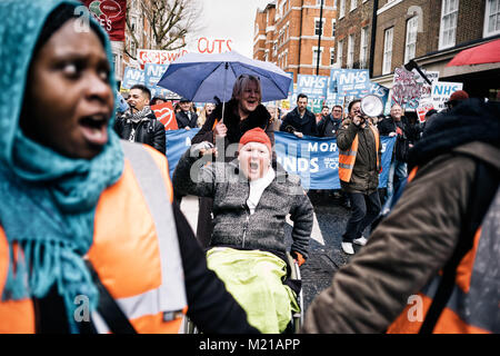 Settembre 14, 2013 - Londra Greater London, Regno K, Regno Unito - Uomo in carrozzella chants ''Salva il nostro NHS.''.Migliaia di dimostranti ammassati in Londra il sabato per ottenere sostegno per maggiori finanziamenti NHS come il peggior inverno sul record ha un pedaggio sul sistema sanitario. Il rally, intitolato "NHS in crisi - risolvere il problema ora, '' era stato organizzato campagne di salute insieme e anti-gruppo di austerità l'Assemblea popolare. Gli attivisti, inclusa una grande proporzione di pensionati, chiamato sulla sentenza governo conservatore per sostenere il finanziamento, come segnalazioni di pazienti in trattamento in ospedale corr Foto Stock