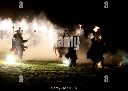 Marsden, Regno Unito un carattere che rappresenta Jack Frost e fire esecutori al Imbolc festa pagana in Marsden, 3 febbraio, 2018 (C)Barbara Cook/Alamy Live News Credito: Barbara Cook/Alamy Live News Foto Stock