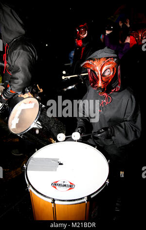 Marsden, UK Fox maschera indossata da batteristi presso il festival di Imbolc in Marsden, 3 febbraio, 2018 (C)Barbara Cook/Alamy Live News Credito: Barbara Cook/Alamy Live News Foto Stock