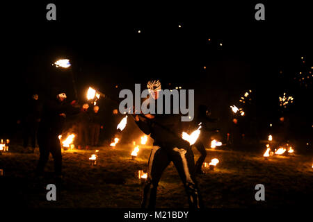 Marsden, UK Fire esecutori al festival Imbolc in Marsden, 3 febbraio, 2018 (C)Barbara Cook/Alamy Live News Credito: Barbara Cook/Alamy Live News Foto Stock