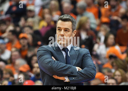 Syracuse, NY, STATI UNITI D'AMERICA. 3 febbraio, 2018. Virginia Cavalier head coach Tony Bennett guarda come Virginia sconfitto Siracusa 59-44 nella parte anteriore del 27,083 fans in un matchup ACC al Carrier Dome in Syracuse, New York. Foto di Alan Schwartz/Cal Sport Media/Alamy Live News Foto Stock