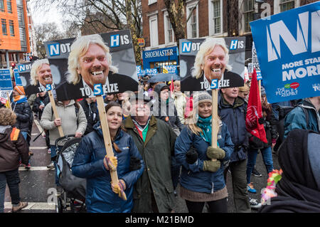 Londra, Regno Unito. 3 febbraio 2018. Persone tengono cartelloni che mostra Branson come un vampiro e il messaggio 'Non sua di cogliere l' sul marzo da decine di migliaia di persone a sostegno del NHS attraverso Londra per un rally a Downing St chiedendo al governo di smettere di incolpare di pazienti, infermieri, medici, immigrati, influenza e gli anziani per la crisi del servizio sanitario e di finanziare correttamente e riportarla in mani pubbliche dai rifiuti e le esigenze del profitto privato. Outsourcing di servizi ha danneggiato la efficienza del NHS e creato pericolosamente basso standard di igiene, mentre costoso edificio PFI co Foto Stock