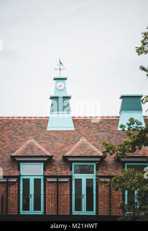 Architettura tra le case e boatsheds a Cambridge nel Regno Unito. Foto Stock