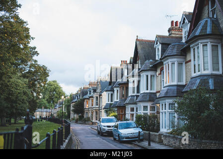 Architettura tra le case e boatsheds a Cambridge nel Regno Unito. Foto Stock