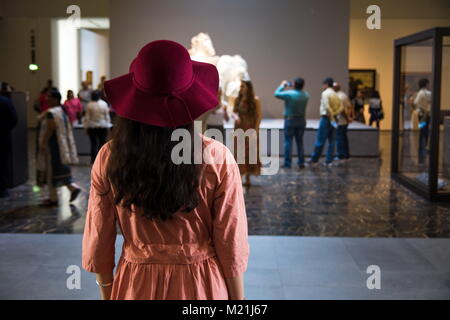 ABU DHABI, Emirati Arabi Uniti - 26 gennaio 2018: Femmina turista che visita il Louvre di Abu Dhabi, Emirati Arabi Uniti Foto Stock