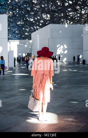 ABU DHABI, Emirati Arabi Uniti - 26 gennaio 2018: Femmina turisti in visita al museo del Louvre a Abu Dhabi. Louvre è un nuovo museo in Emirati Arabi Uniti Foto Stock