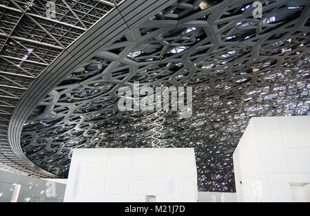 ABU DHABI, Emirati Arabi Uniti - 26 gennaio 2018: Moderno tetto e il soffitto del Louvre Abu Dhabi con pioggia di effetto di luce dal sole passando le aperture Foto Stock