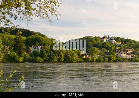 Dalle rive del Danubio a Passau in presenza di luce solare Baviera Germania Foto Stock