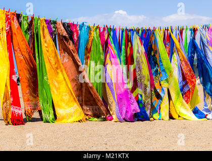 Oriental colorate sciarpe su una linea turchia europa Foto Stock