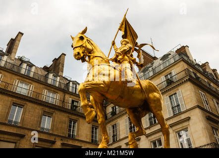 La statua dorata di Santa Giovanna d'arco sulla Rue de Rivoli a Parigi, Francia Foto Stock