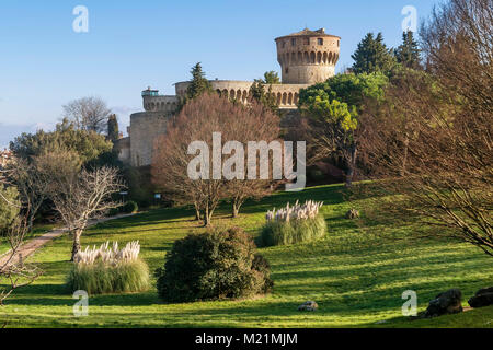 Fiumi di Park e la Fortezza Medicea di Volterra, Pisa, Toscana, Italia Foto Stock