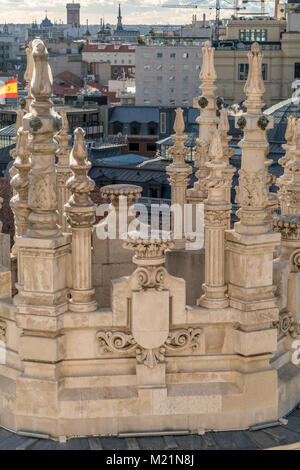 Madrid, Spagna - 26 Gennaio 2018 : Torre del Palazzo di Cibeles Municipio, a Madrid il Consiglio comunale della città di edificio, ex palazzo delle comunicazioni. Lo skyline di Madrid nel Foto Stock