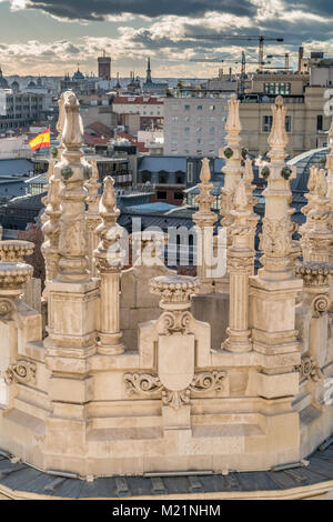 Madrid, Spagna - 26 Gennaio 2018 : Torre del Palazzo di Cibeles Municipio, a Madrid il Consiglio comunale della città di edificio, ex palazzo delle comunicazioni. Lo skyline di Madrid nel Foto Stock