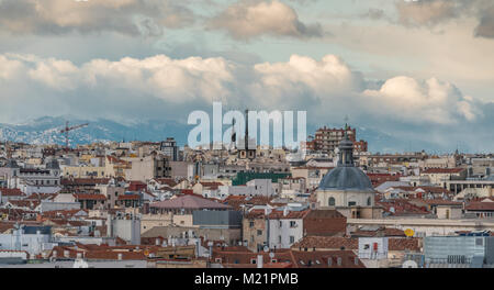 Madrid, Spagna - 26 Gennaio 2018 : Madrid vista dello skyline di Parroquia Santa Barbara chiesa torre, e Salesas de Nuestra Señora de la Visitacion chiesa da Foto Stock