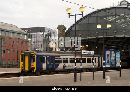 Nord classe rampa 156 diesel multiple unit in piedi la Stazione Centrale di Newcastle, North East England, Regno Unito Foto Stock