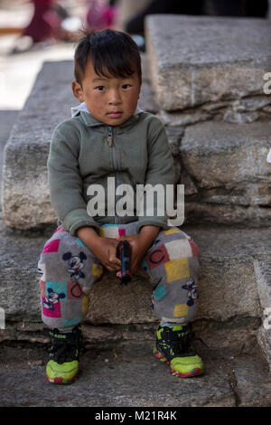 Prakhar Lhakhang, Bumthang, Bhutan. Giovane ragazzo bhutanesi. Foto Stock