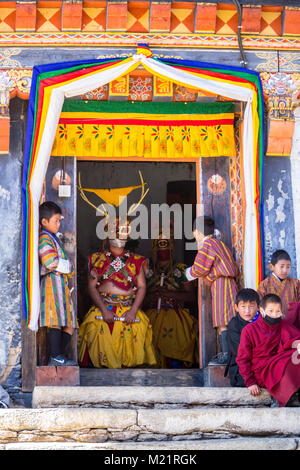 Prakhar Lhakhang, Bumthang, Bhutan. I monaci buddisti indossare maschere che rappresentano divinità mitologiche emergere dal monastero per eseguire una danza di th Foto Stock