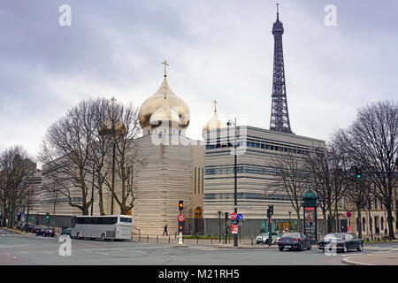 Vista della chiesa russo-ortodossa Cathedrale de la Sainte Trinite vicino al Quai Branly e la Torre Eiffel a Parigi, soprannominato san Vladimiro Foto Stock