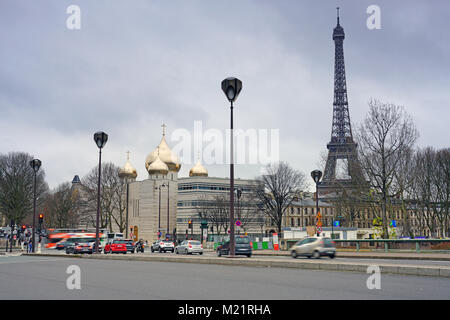 Vista della chiesa russo-ortodossa Cathedrale de la Sainte Trinite vicino al Quai Branly e la Torre Eiffel a Parigi, soprannominato san Vladimiro Foto Stock