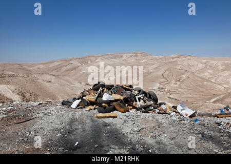 Betlemme, Palestina, Giugno 22, 2014: Garbage dump nel deserto della Giudea, vicino a Betlemme. Il conflitto con Israele e la sua situazione di stallo politico lasciare un po' di parte Foto Stock