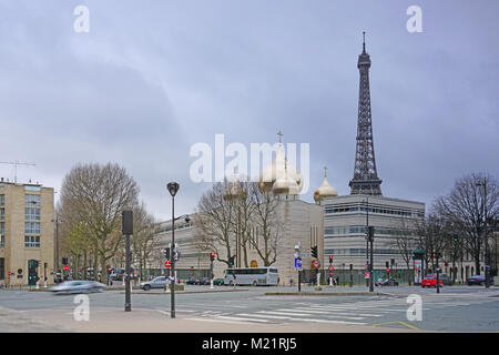 Vista della chiesa russo-ortodossa Cathedrale de la Sainte Trinite vicino al Quai Branly e la Torre Eiffel a Parigi, soprannominato san Vladimiro Foto Stock